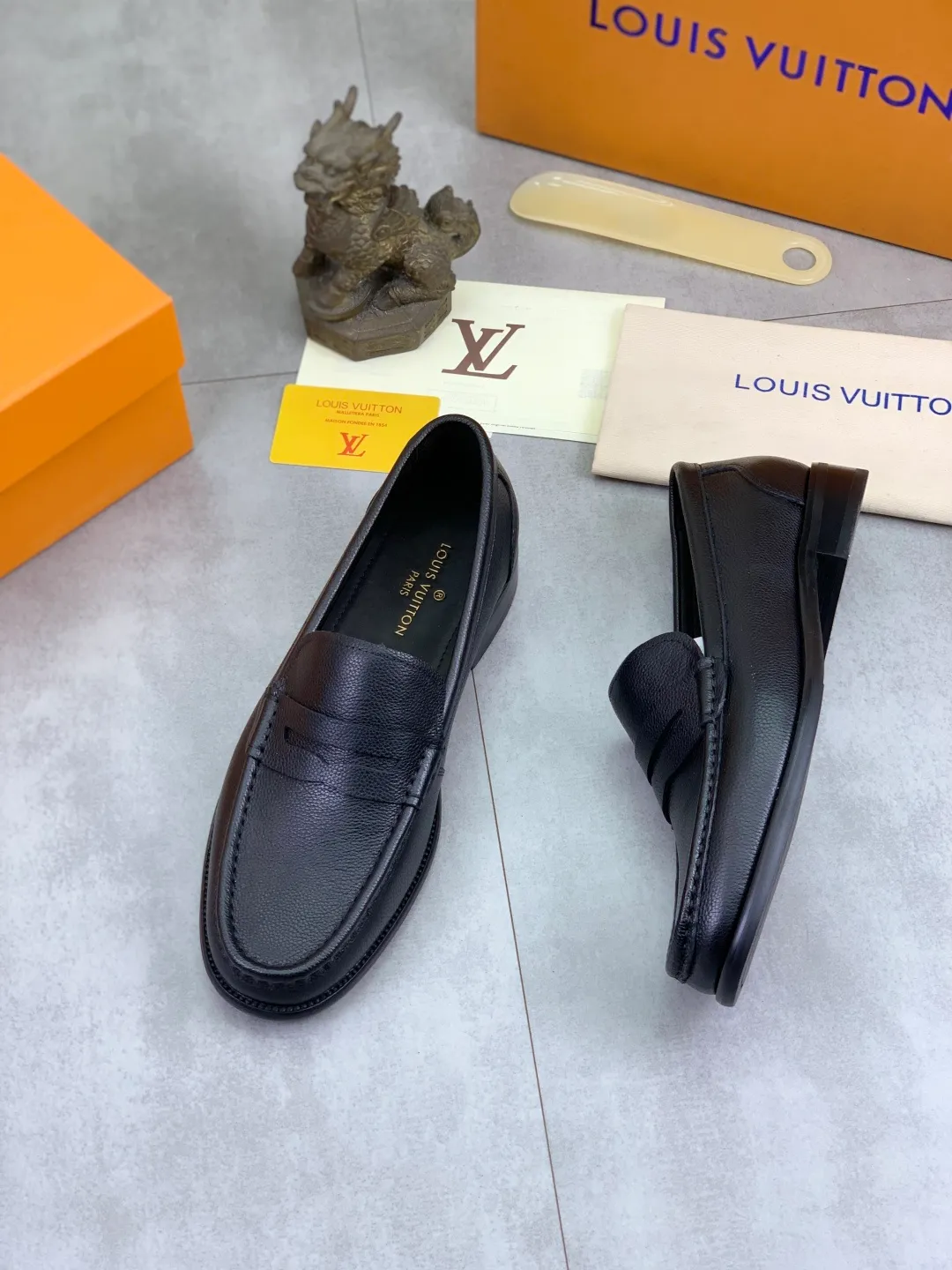 Men's men's shoes 💰P520 New style 💶[LOUIS VUITTON] Water-dyed Niuli Original order New style 🍀LV Louis Vuitton *——Top version of LV classic leather shoes! Made of imported original calfskin, original leather side strips and wear-resistant high-end rubber outsole! High quality products! Color: Black optional Size: 39-44 (45 customized)